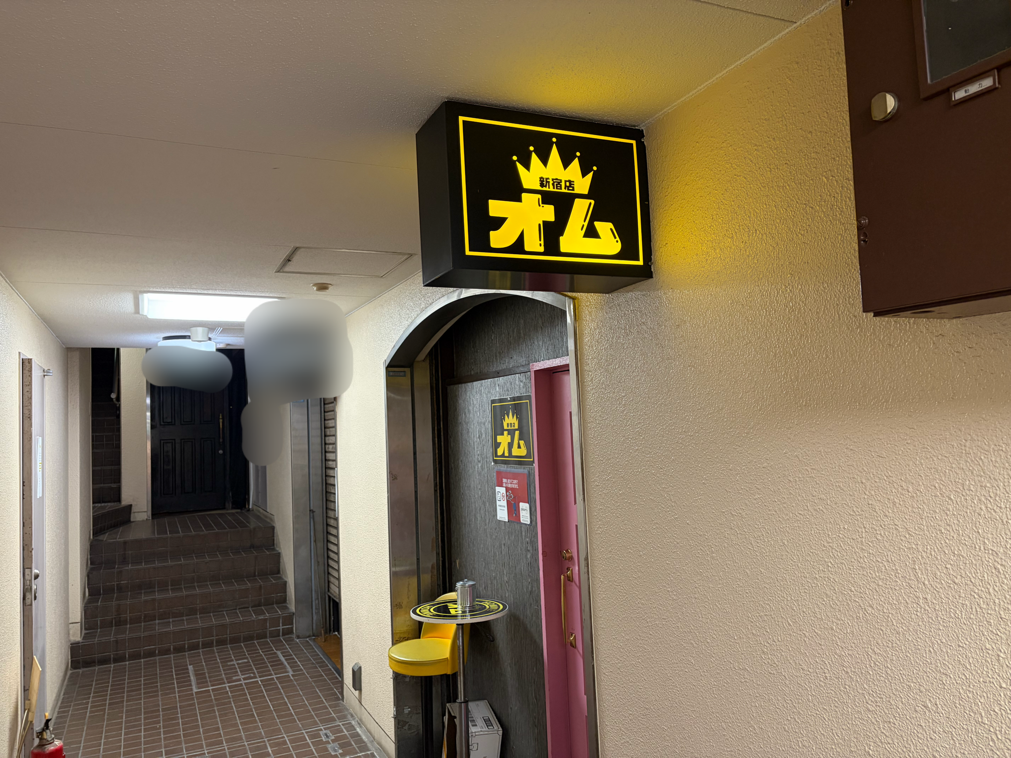 オム 看板