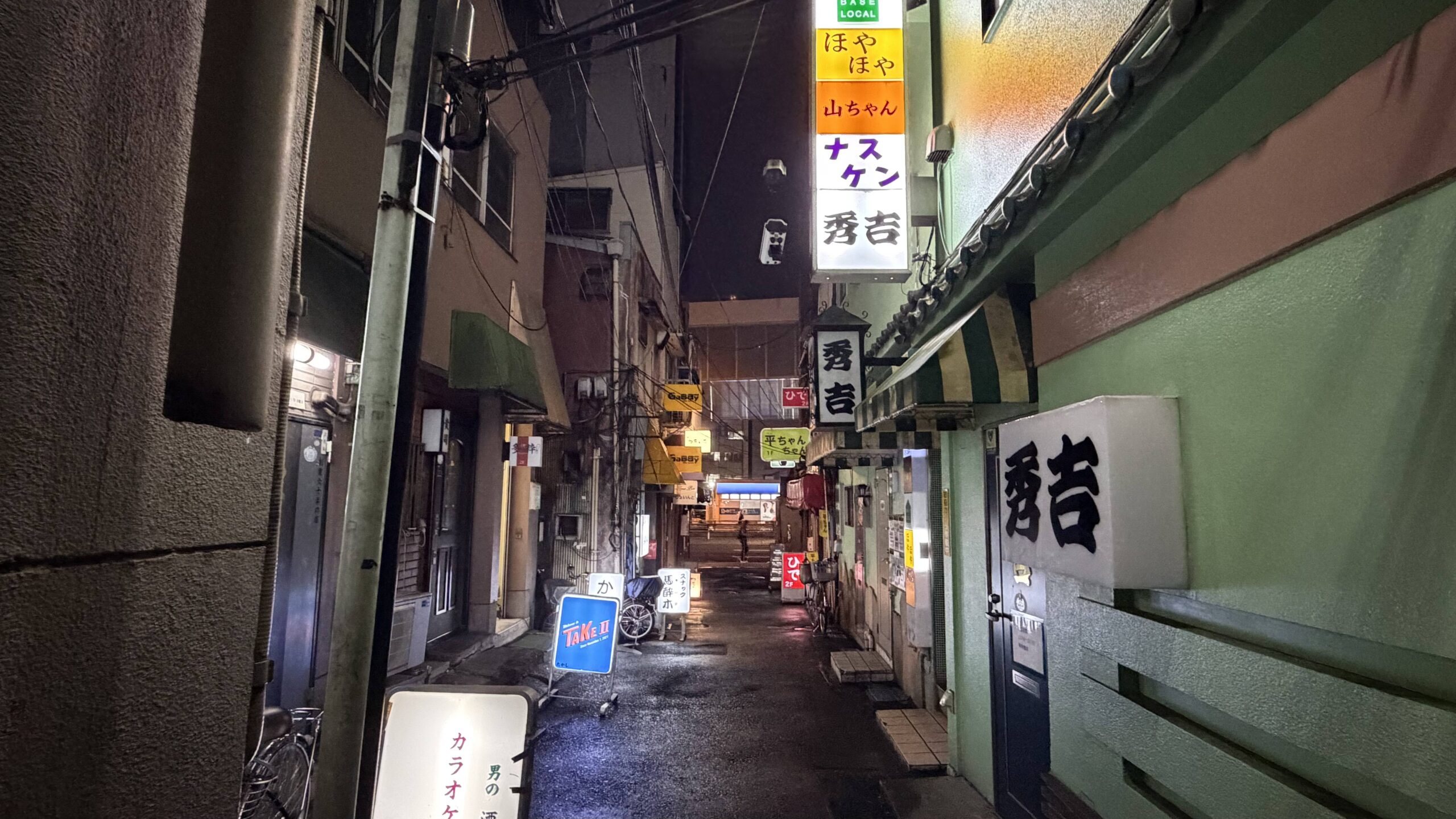 上野しょんべん横丁。ゲイバーの看板が並ぶ細い路地