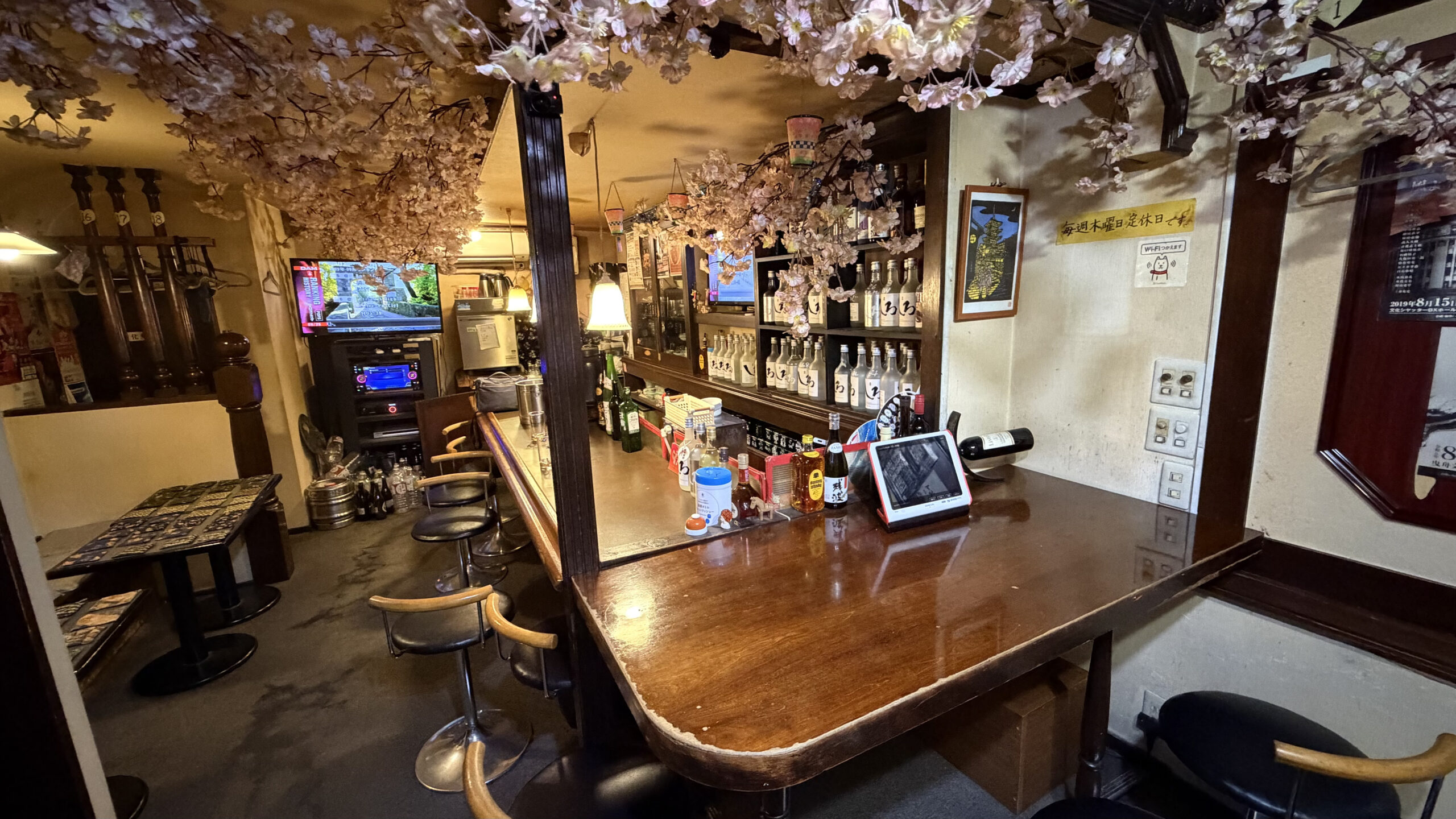 上野「ひで」の店内。桜の飾りが広がる天井と木のカウンター