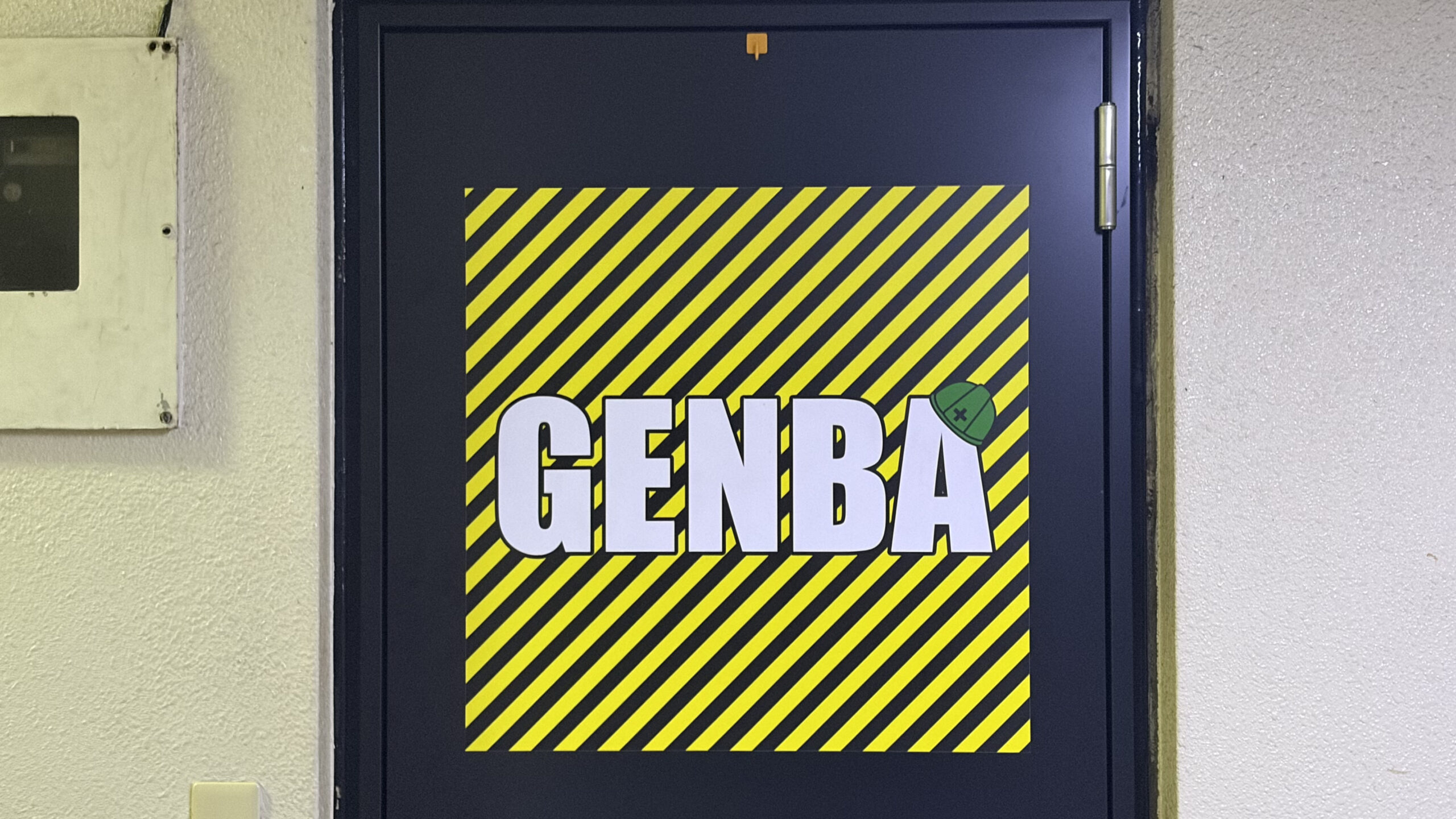 GENBAの入口の扉前